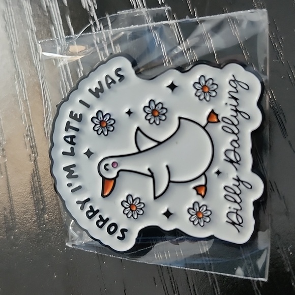 Charming Duck Brooch - White and Black - Picture 4 of 4